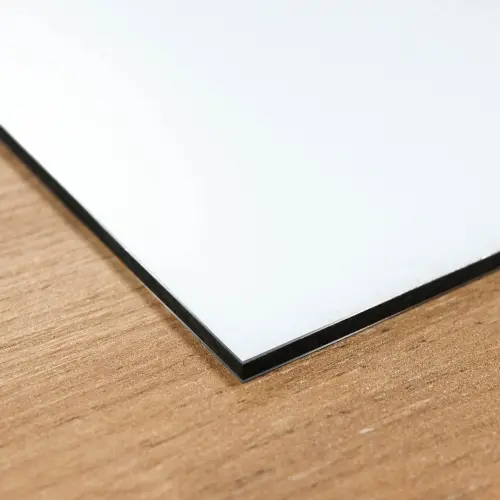 Dokonale bílý povrh