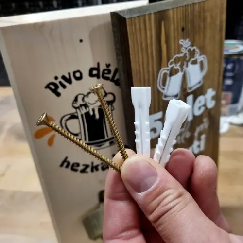 Súprava na zavesenie je súčasťou balenia