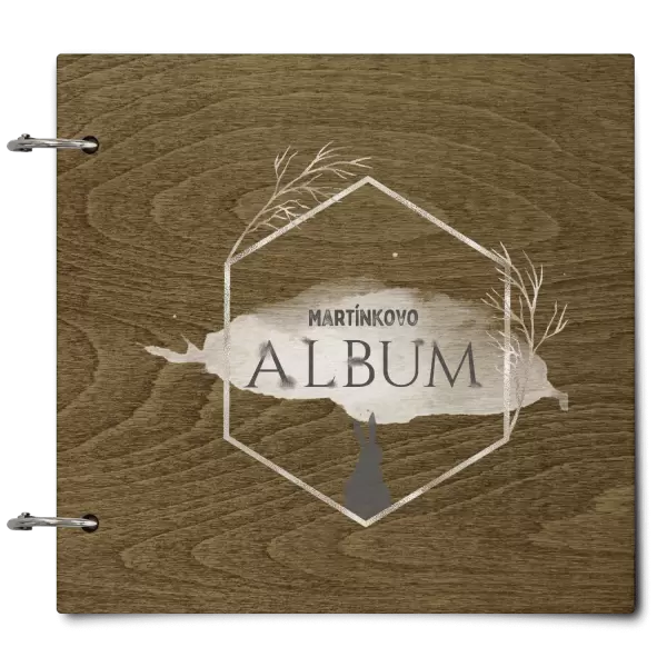 Dřevěné album se sponami Zajíc ve zlatém šestiúhelníku se jménem