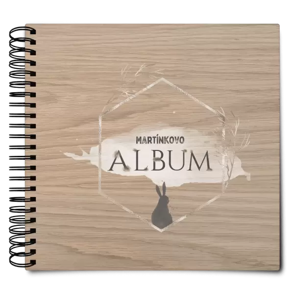 Dřevěné album s kroužkovou vazbou Zajíc ve zlatém šestiúhelníku se jménem
