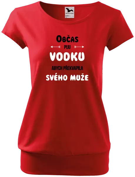 Dámské tričko Občas piju vodku, abych překvapila svého muže
