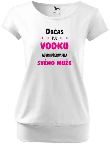 Dámské tričko Občas piju vodku, abych překvapila svého muže