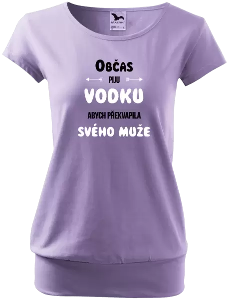 Dámské tričko Občas piju vodku, abych překvapila svého muže