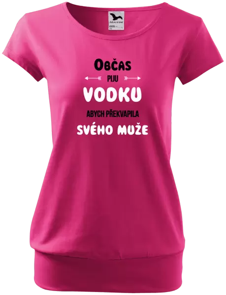 Dámské tričko Občas piju vodku, abych překvapila svého muže