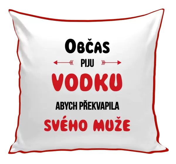 Polštář Občas piju vodku, abych překvapila svého muže