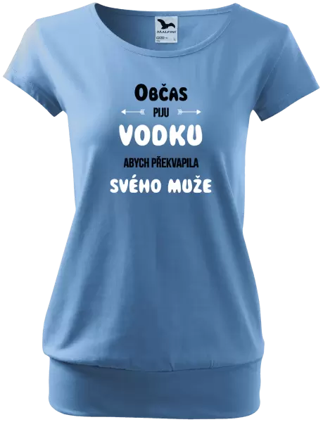 Dámské tričko Občas piju vodku, abych překvapila svého muže