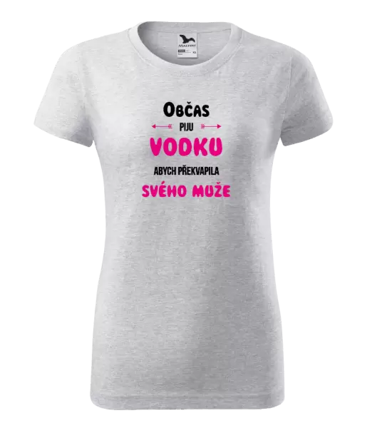 Dámské tričko Občas piju vodku, abych překvapila svého muže