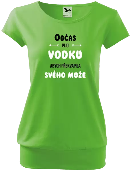 Dámské tričko Občas piju vodku, abych překvapila svého muže