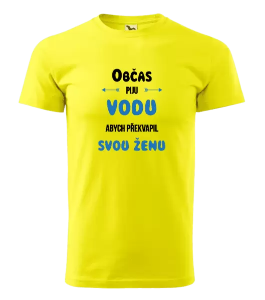 Pánské tričko Občas piju vodu, abych překvapil svou ženu