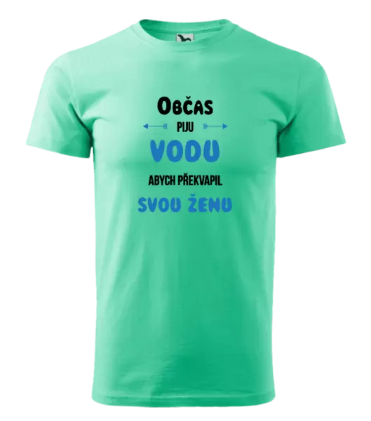 Pánské tričko Občas piju vodu, abych překvapil svou ženu