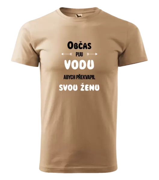 Pánské tričko Občas piju vodu, abych překvapil svou ženu