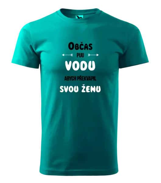 Pánské tričko Občas piju vodu, abych překvapil svou ženu