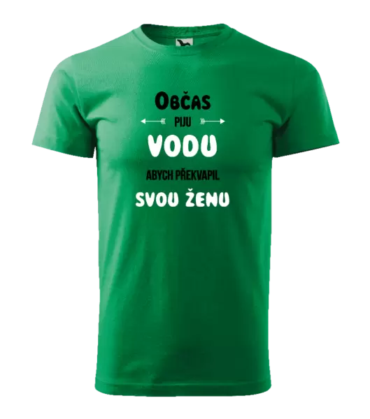 Pánské tričko Občas piju vodu, abych překvapil svou ženu