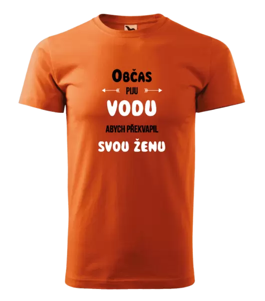 Pánské tričko Občas piju vodu, abych překvapil svou ženu