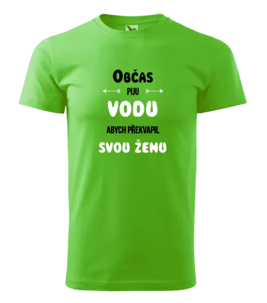 Pánské tričko Občas piju vodu, abych překvapil svou ženu
