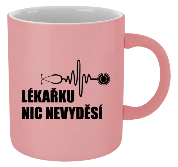 Metalický hrnek Lékařku nic nevyděsí