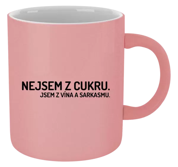 Metalický hrnek Nejsem z cukru. Jsem z vína a sarkasmu.