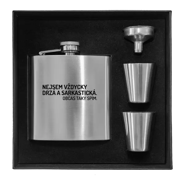 Placatka v krabičce Nejsem vždycky sarkastická. Občas taky spím.