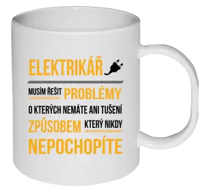 Plastový hrnek Musím řešit problémy - elektrikář