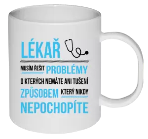 Plastový hrnek Musím řešit problémy - lékař