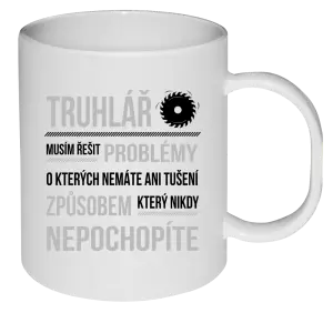 Plastový hrnek Musím řešit problémy - truhlář
