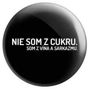 Placka Nie som z cukru. Som z vína a sarkazmu.