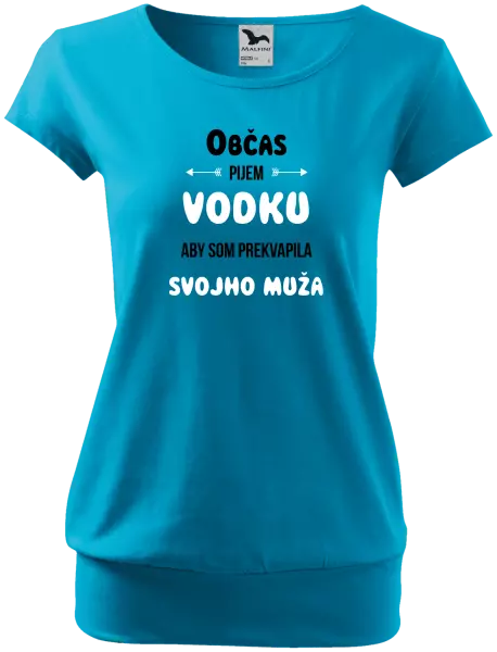 Dámske tričko Občas pijem vodku, aby som prekvapila svojho muža
