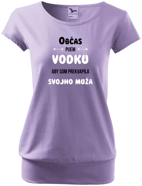 Dámske tričko Občas pijem vodku, aby som prekvapila svojho muža