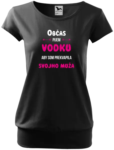 Dámske tričko Občas pijem vodku, aby som prekvapila svojho muža