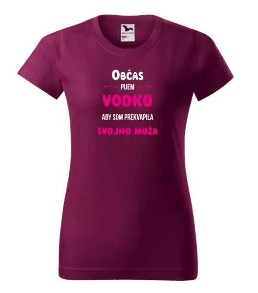 Dámske tričko Občas pijem vodku, aby som prekvapila svojho muža