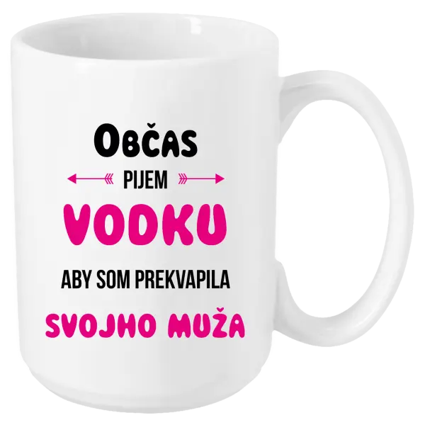 Hrnček Občas pijem vodku, aby som prekvapila svojho muža