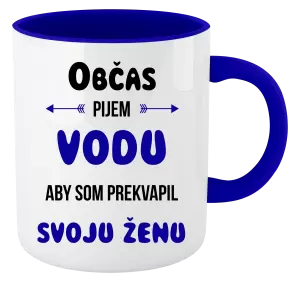 Hrnček  Občas pijem vodu, aby som prekvapil svoju ženu