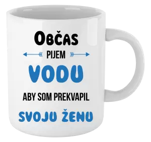 Hrnček Občas pijem vodu, aby som prekvapil svoju ženu