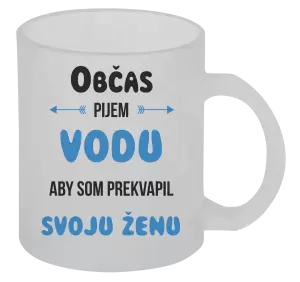 Hrnček Občas pijem vodu, aby som prekvapil svoju ženu