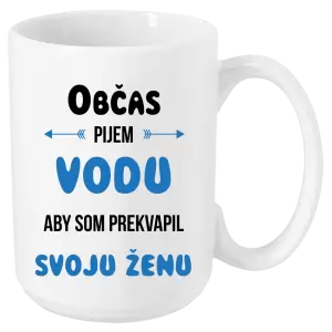 Hrnček Občas pijem vodu, aby som prekvapil svoju ženu