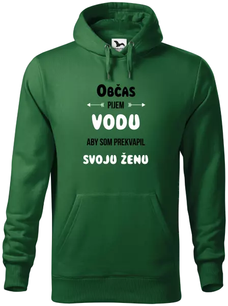 Pánska mikina Občas pijem vodu, aby som prekvapil svoju ženu