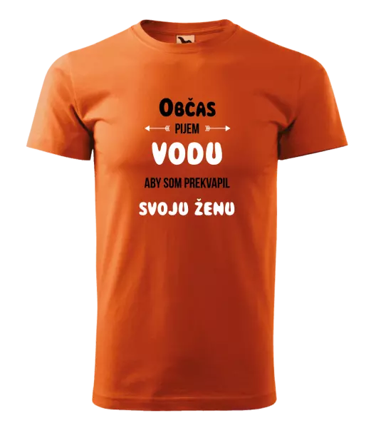 Pánske tričko Občas pijem vodu, aby som prekvapil svoju ženu