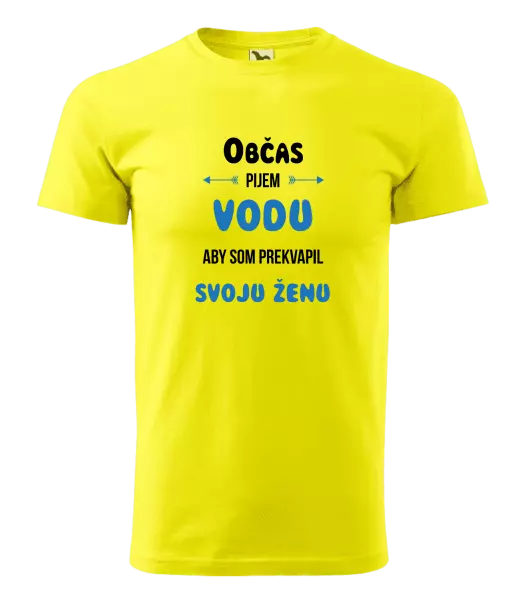 Pánske tričko Občas pijem vodu, aby som prekvapil svoju ženu
