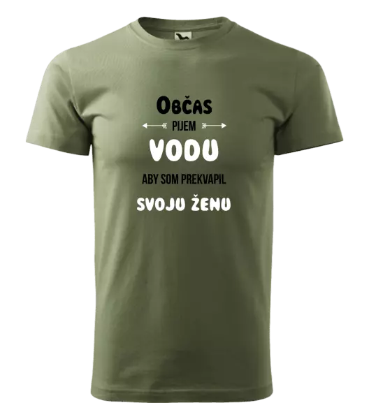 Pánske tričko Občas pijem vodu, aby som prekvapil svoju ženu