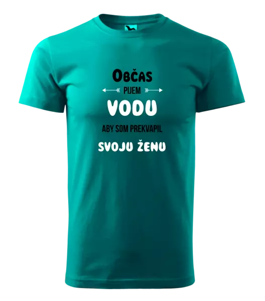 Pánske tričko Občas pijem vodu, aby som prekvapil svoju ženu
