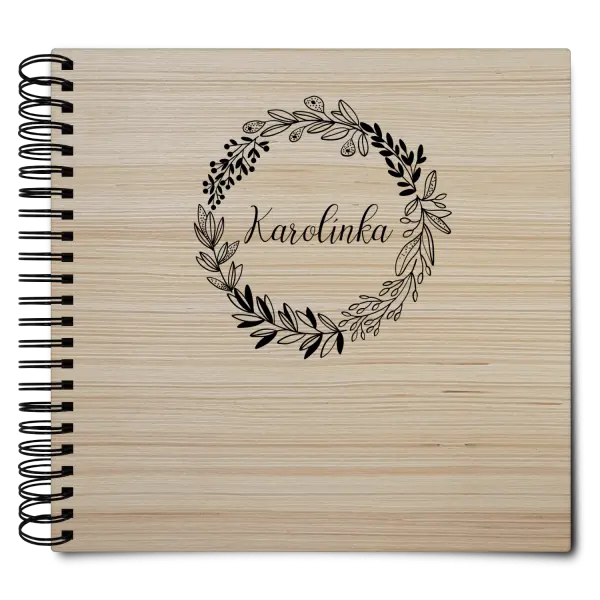 Drevený album s krúžkovou väzbou Venček s menom