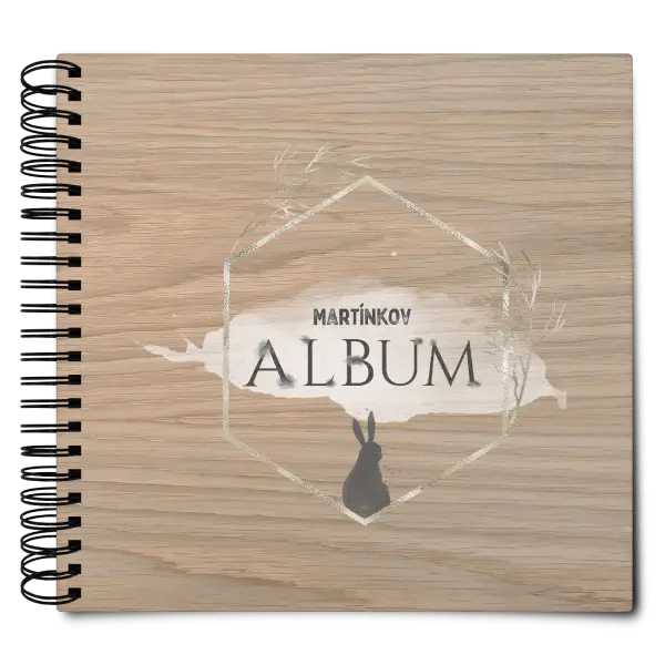 Drevený album s krúžkovou väzbou Zajac v zlatom šesťuholníku s menom