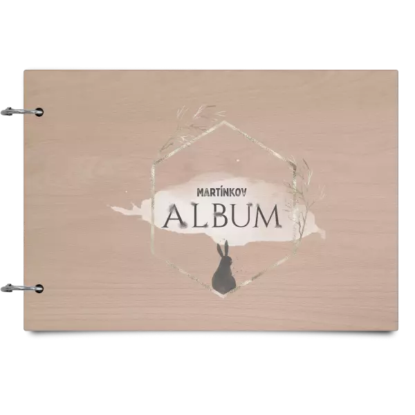 Drevený album so sponami Zajac v zlatom šesťuholníku s menom