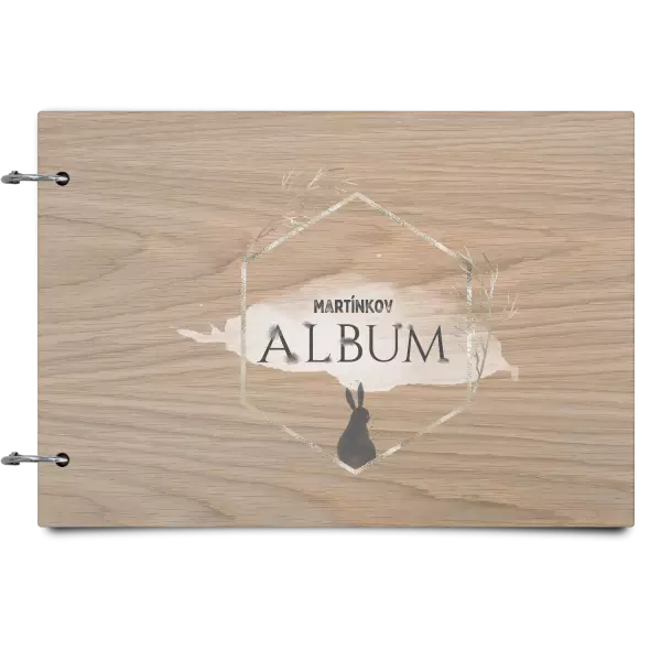 Drevený album so sponami Zajac v zlatom šesťuholníku s menom