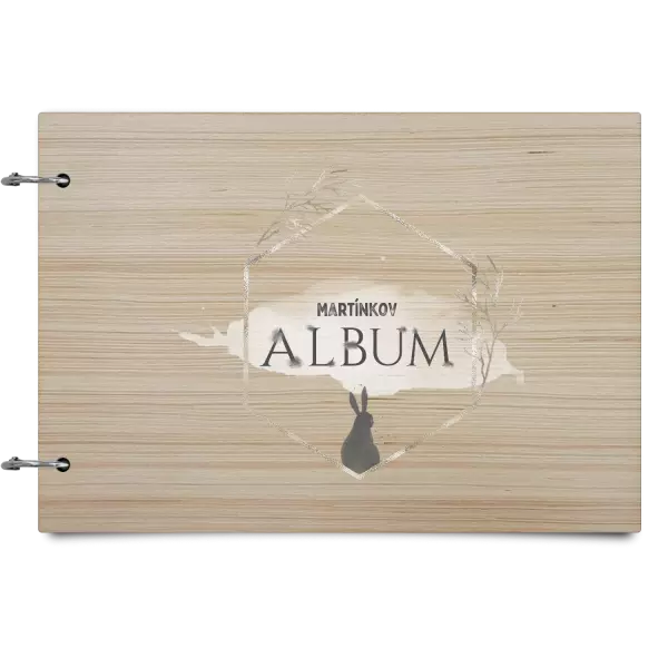 Drevený album so sponami Zajac v zlatom šesťuholníku s menom