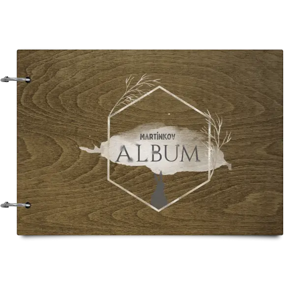 Drevený album so sponami Zajac v zlatom šesťuholníku s menom