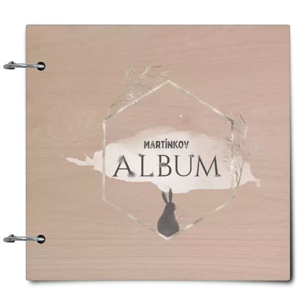 Drevený album so sponami Zajac v zlatom šesťuholníku s menom