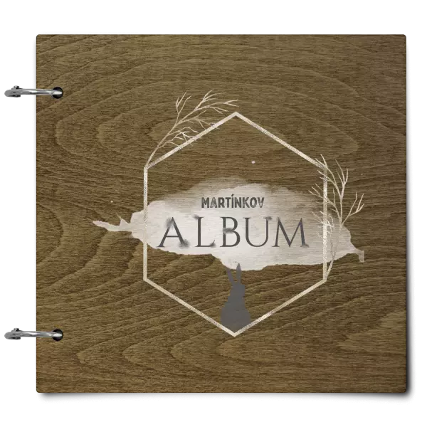 Drevený album so sponami Zajac v zlatom šesťuholníku s menom