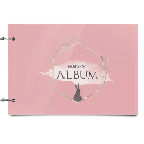 Plexi album sa sponami Zajac v zlatom šesťuholníku s menom