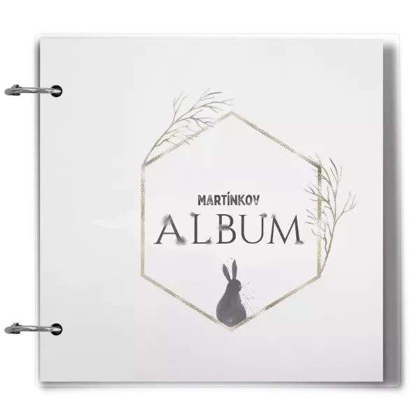 Plexi album sa sponami Zajac v zlatom šesťuholníku s menom